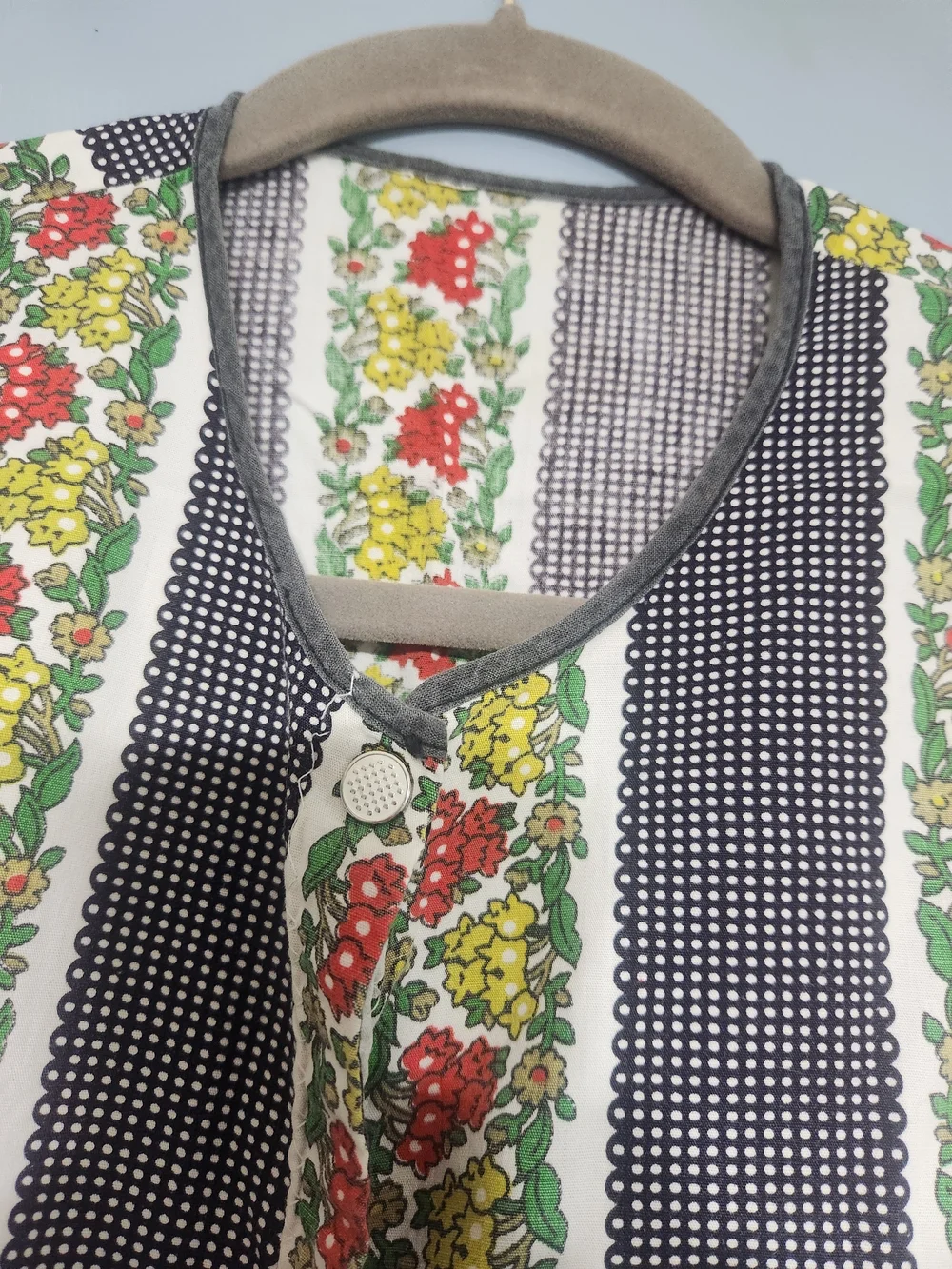 Floral Stripe Vintage 60s 70s Cobbler Apron House Smock w Pockets. Button Close